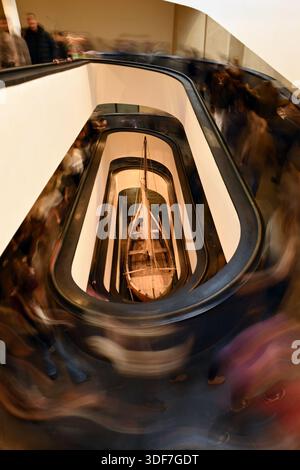 Roma, Italia - 3 gennaio 2026: Elegante scalinata d'ingresso a spirale con visitatori a piedi, vista dall'alto con la mostra di barche in legno e i Musei Vaticani Foto Stock