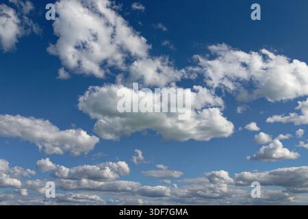 Un bellissimo e luminoso cielo blu pieno di soffici nuvole bianche. Un ambiente tranquillo e pittoresco. Foto Stock