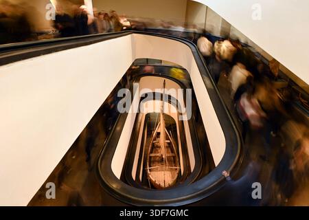 Roma, Italia - 3 gennaio 2026: Elegante scalinata d'ingresso a spirale con visitatori a piedi, vista dall'alto con la mostra di barche in legno e i Musei Vaticani Foto Stock