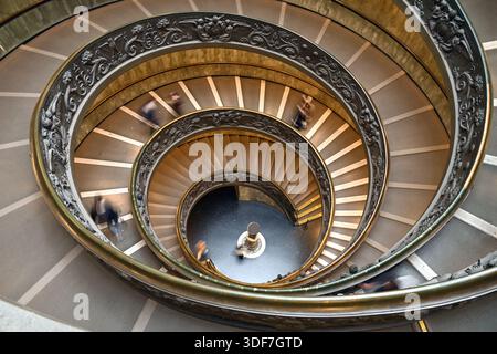 Roma, Italia – 3 gennaio 2026: Elegante scalinata a spirale del Bramante con i visitatori a piedi vista dall'alto con ringhiere ornate, musei Vaticani Foto Stock
