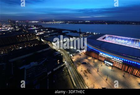Vista aerea dello stadio Hill Dickinson, la casa dell'Everton FC al Bramley-Moore Dock, Liverpool, che mostra l'arena illuminata, Mersey e lo skyline della città. Foto Stock