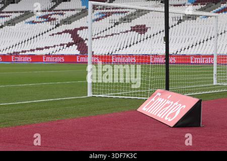 London Stadium, Stratford domenica 11 gennaio 2026. Londra, Regno Unito. 11 gennaio 2026. Vista generale all'interno dello stadio con il tabellone dello sponsor del torneo Emirates prima della partita del terzo turno della fa Cup tra il West Ham United e il Queens Park Rangers al London Stadium di Stratford domenica 11 gennaio 2026. (Foto: Kevin Hodgson | mi News) crediti: MI News & Sport /Alamy Live News Foto Stock
