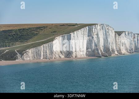 La costa panoramica presenta le scogliere Seven Sister, East Sussex, Inghilterra Foto Stock