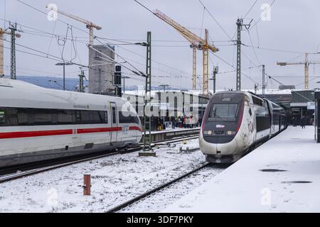 Winter in Stuttgart. There is also a closed layer of snow in the main train station. Station building with ICE and TGV. Stuttgart, Baden-Wuerttemberg Foto Stock
