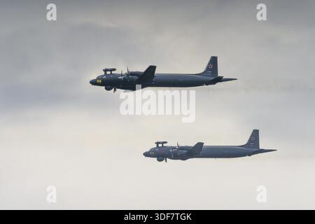San Pietroburgo, Russia, 25 luglio 2021 sfilata militare due aerei anti-sottomarini il-38 in volo Foto Stock
