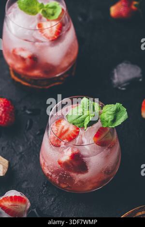 Cocktail con fragole fresche e surgelate, vodka e soda in bicchieri Foto Stock