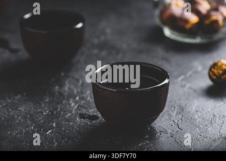 Tè rosso pronto in due ciotole da tè Foto Stock