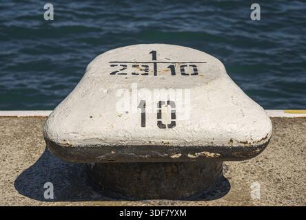 Odessa, Ucraina - 04.20.2019. Ormeggio nel porto di Odessa in una giornata di sole, Odessa, Ucraina Foto Stock