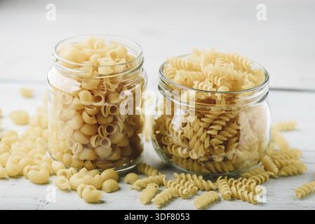 Due tipi di tutta italiana la pasta di grano in vasi di vetro Foto Stock