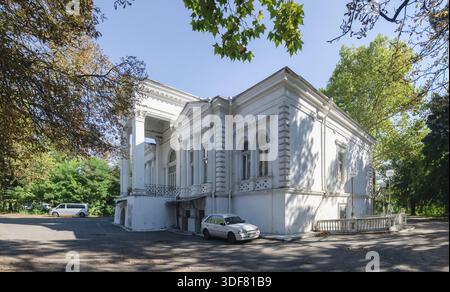 Vecchio abbandonato Chkalov sanatorio in Odessa, Ucraina, in una soleggiata giornata estiva Foto Stock