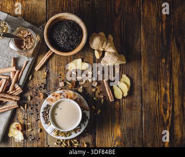 Ingredienti per Masala Chai e tazza con bevande. Visualizza dall'alto e posiziona per testo Foto Stock