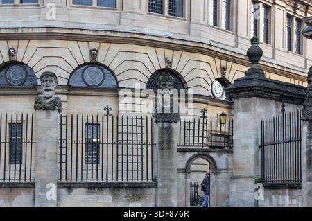 Oxford, Regno Unito - 22 dicembre 2025: Il dettaglio architettonico del Sheldonian Theatre di Oxford e delle famose teste dell'Imperatore. Foto Stock