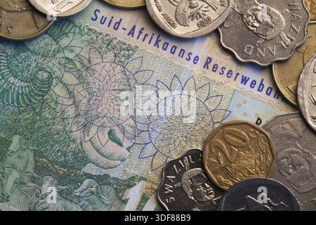 Le banconote e le monete in euro - Rands bill del Sud Africa Foto Stock