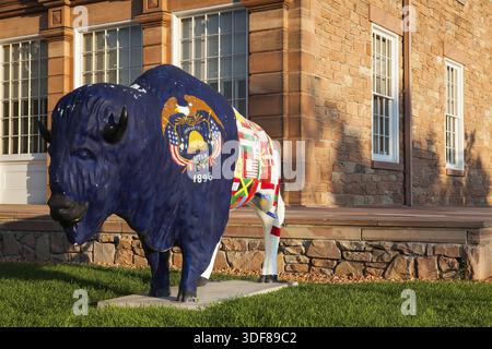 SALT LAKE CITY - Luglio 2013 - dipinti statua della Buffalo di fronte la Sala del Consiglio basandosi sulla luglio 19, Salt Lake City, Utah Foto Stock