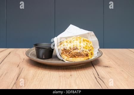 L'arepa è un piatto versatile e rotondo, che sia ripieno di perico venezuelano (uova strapazzate con pomodoro e cipolla) o di uno stufato di manzo grattugiato. Foto Stock
