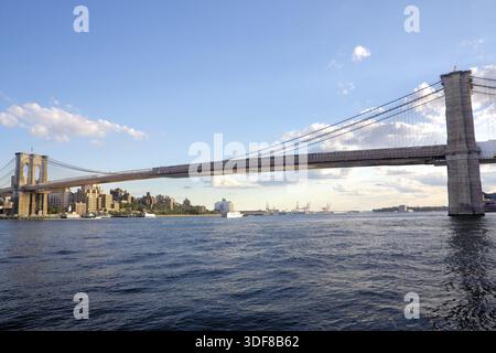 Il ponte di Brooklyn attraversa l'East River nel tardo pomeriggio di settembre 2012 Foto Stock