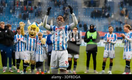 Heerenveen, Paesi Bassi. 11 gennaio 2026. Amourricho van Axel Dongen del SC Heerenveen festeggia con i tifosi dell'Heerenveen durante l'incontro Eredivisie olandese tra l'Heerenveen e il Feyenoord Rotterdam all'Abe Lenstra Stadion l'11 gennaio 2026 a Heerenveen, Paesi Bassi. (Crediti: Henk Jan Dijks/MTB-Photo/Alamy Live News) Foto Stock