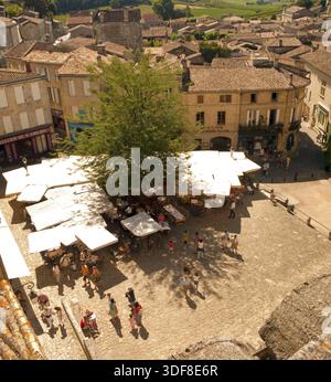 La città di St Emilion si trova nel cuore di una delle regioni vinicole più note della Francia sud-occidentale Foto Stock
