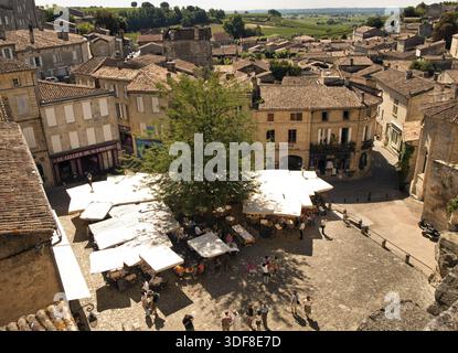 La città di St Emilion si trova nel cuore di una delle regioni vinicole più note della Francia sud-occidentale Foto Stock