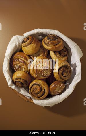 Panini croccanti, pane dolce completo, torte calde, semi di sesamo alla cannella, colpo di testa Foto Stock