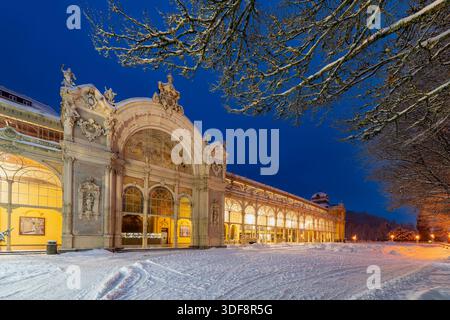 Colonnato principale decorato a Marianske Lazne (Marienbad) all'Avvento - fotografia serale - Repubblica Ceca, Europa Foto Stock