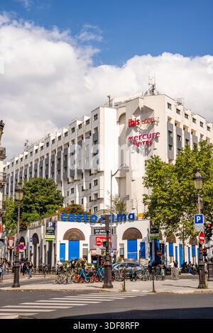 Soleggiata vista estiva dell'intersezione stradale di Place de Clichy a Montmartre, con un hotel Ibis sullo sfondo, Parigi, Francia. Foto Stock