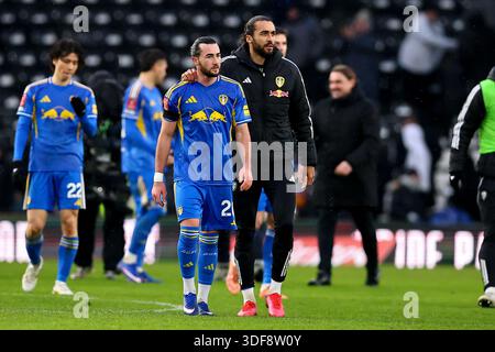 Derby, Regno Unito. 11 gennaio 2026. Jack Harrison del Leeds United festeggia a tempo pieno con Dominic Calvert-Lewin del Leeds United dopo la partita del terzo turno Derby County vs Leeds United Emirates fa Cup al Pride Park Stadium, Derby, Inghilterra l'11 gennaio 2026 Credit: Ryan Crockett/Every Second Media Credit: Every Second Media/Alamy Live News Foto Stock