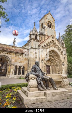 Statua di Ignác Darányi di fronte alla chiesa di Jak, al castello di Vajdahunyad, Budapest, Ungheria Foto Stock