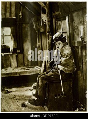 Pubblicità ancora di Charlie Chaplin nella cabina del minatore. "Charles Chaplin viaggiò in Alaska per fare scene speciali per il suo nuovo film, che è provvisoriamente intitolato Chilkoot Pass. L’ambientazione di cui sopra è una capanna di minatori deserta in cui Chaplin, nel rôle di un cercatore innocente, ha trovato rifugio temporaneo”. la corsa all'oro Foto Stock