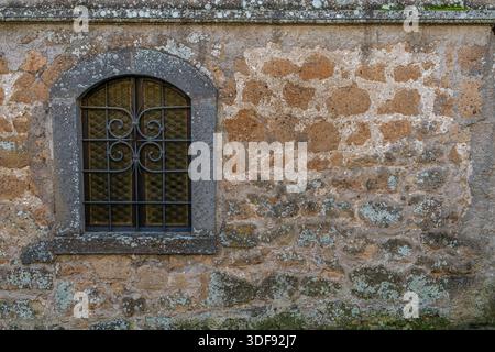 Finestra barrata vintage su pareti in mattoni invecchiati Foto Stock