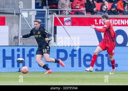 Heidenheim, Germania. 10 gennaio 2025. HEIDENHEIM, GERMANIA - 10 GENNAIO: Fynn Schenten (1. FC Koeln, 40) controlla la palla contro Tim Siersleben (1. FC Heidenheim 1846, 4) durante la partita di Bundesliga tra 1. FC Heidenheim 1846 vs. 1. FC Koeln alla VOITH-ARENA il giorno 16 della 1. Bundesliga il 10 gennaio 2026 a Heidenheim, Germania. LE NORMATIVE DFL VIETANO QUALSIASI UTILIZZO DI FOTOGRAFIE COME SEQUENZE DI IMMAGINI E/O QUASI-VIDEO. Credito: BELLISSIMO SPORT Pressphoto Agency/Alamy Live News Foto Stock