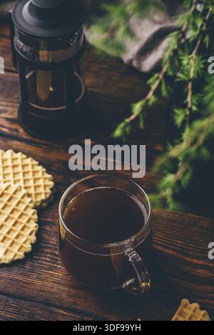 Tazza di caffè preparato con la stampa francese e waffle tavolo rustico in legno Foto Stock