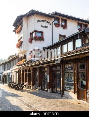 Sarajevo, Bosnia ed Erzegovina - 15 agosto 2022: Tradizionale edificio di ristoranti cevabdzinica nella città vecchia di Sarajevo a Bascarsija. Foto Stock