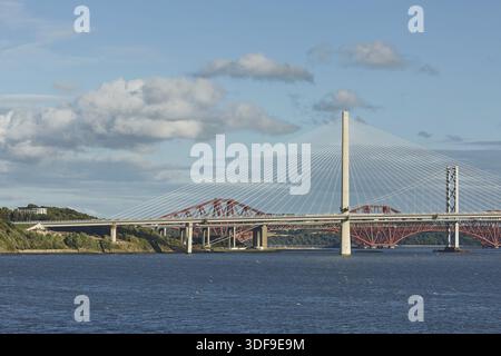 Il nuovo Queensferry attraversando ponte sul Firth of Forth con il vecchio Forth Road Bridge e il celeberrimo Ponte di Forth Rail a Edimburgo in Scozia Foto Stock