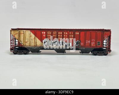 Modello in scala che rappresenta un'auto cargo con tramoggia del grano in stile statunitense, con cartelli in stile meteorologico e graffiti urbani, come si vede nelle configurazioni ferroviarie per hobby Foto Stock