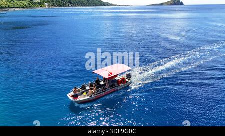Un gruppo di subacquei ritorna da un'immersione mattutina con Nature Island Dive, Soufriere, Dominica in una splendida mattinata d'inverno. Foto Stock
