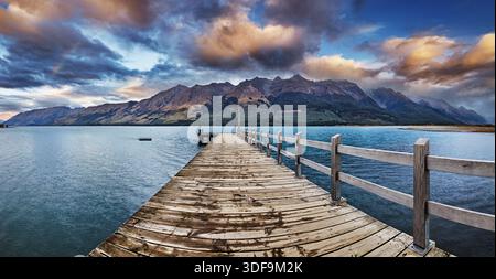Splendida vista panoramica del lago Wakatipu e della catena montuosa dal molo di Glenorchy all'alba in nuova Zelanda Foto Stock