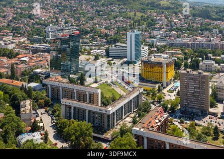 Sarajevo, Bosnia ed Erzegovina - 15 agosto 2022: Vista aerea del moderno centro di Sarajevo con alti edifici, blocchi residenziali e. Foto Stock