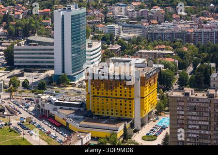 Sarajevo, Bosnia ed Erzegovina - 15 agosto 2022: Vista aerea del moderno centro di Sarajevo con alti edifici, blocchi residenziali e. Foto Stock