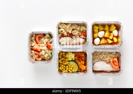 Preparazione sana dei pasti con piatti assortiti in contenitori metallici per una comoda alimentazione Foto Stock