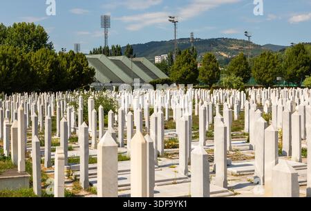 Sarajevo, Bosnia ed Erzegovina – 15 agosto 2022: File di lapidi bianche al cimitero dei Martiri di Sarajevo, in commemorazione delle vittime della Bosnia Foto Stock