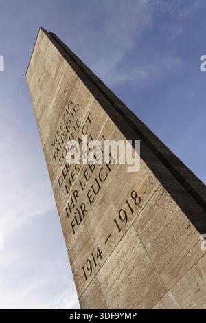 AMBURGO, GERMANIA - 28 SETTEMBRE 2011: Monumento ai morti della prima guerra mondiale sul Rathausplatz ad Amburgo, Germania, il 28 settembre 2011 Foto Stock