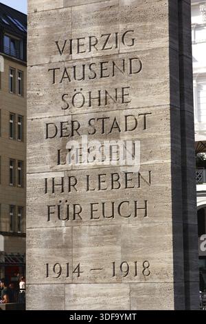 AMBURGO, GERMANIA - 28 SETTEMBRE 2011: Dettagli sul monumento ai morti della prima guerra mondiale sul Rathausplatz ad Amburgo, Germania, il 28 settembre Foto Stock