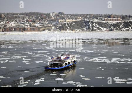 Transportation: Ferry boat crossing river in winter Foto Stock