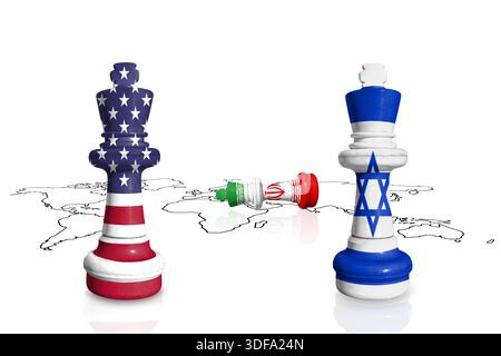 Scacchi fatti da bandiere USA, Iran e Israele su una mappa del mondo con riflessi morbidi Foto Stock