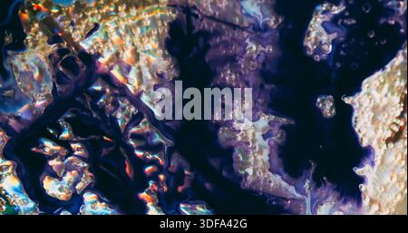 Texture artistica. Miscela di inchiostro. Pigmenti colorati versati su sfondo viola lucido irregolare. Flusso bolla di vernice spettro sfocatura astratta glitter bagliore. Foto Stock