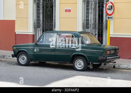 Matanzas, Cuba - 4 settembre 2023: Lada VAZ 2106 1500 auto d'epoca russa nelle strade di Matanzas, Cuba Foto Stock