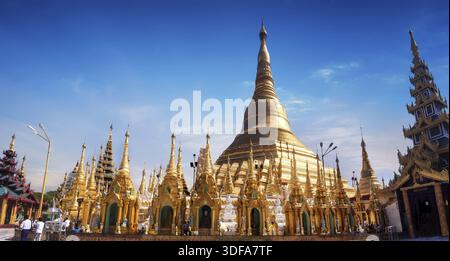 Incredibile architettura di Shwedagon o Great Dagon Pagoda. Luogo buddista più sacro con reliquie di quattro Buddha passati. Yangon, Myanmar (Birmania) Travel l Foto Stock