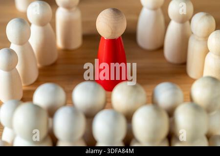 Gente che si riunisce intorno al leader. Persona carismatica, leader naturale del gruppo. A capo di una squadra. Il buon spirito dell'organizzazione. Truffa d'affari Foto Stock