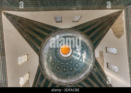 La Madrasa di Karatay (Karatay Medresesi) a Konya, Turchia, presenta lavori di piastrellatura ornamentali sul soffitto e sulle pareti. Il visir selgiuchide Emir Celaleddin Karatay (morto nel 1254) fece costruire l’ex collegio islamico nel 1251 nel quartiere Ferhuniye. Dal 1954 l’edificio funge da museo delle piastrelle (Museo delle Opere di Piastrellatura di Konya). Foto Stock
